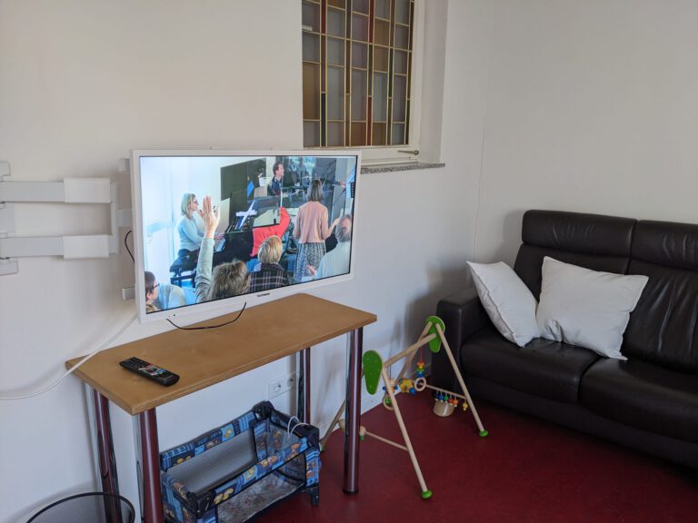 Unser Eltern-Kind-Raum inklusive TV mit Bild und Ton Übertragung des Gottesdienstes